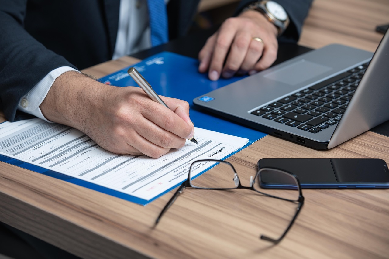 découvrez les fondamentaux du droit des affaires, incluant les contrats, la responsabilité juridique et les réglementations commerciales. explorez comment ces éléments influencent le fonctionnement des entreprises et la protection de leurs intérêts.