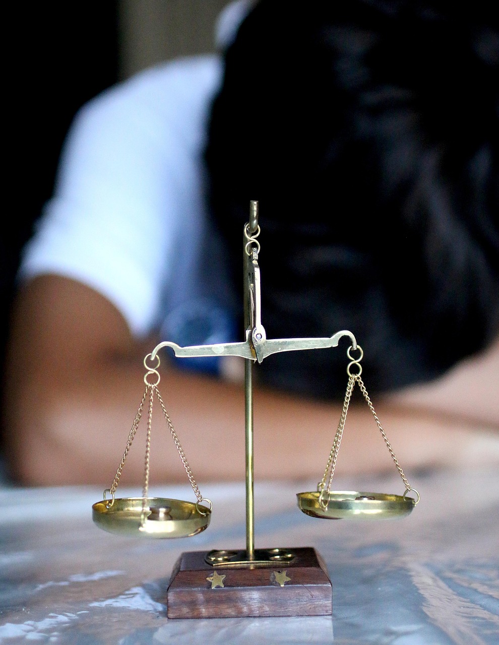 découvrez les enjeux majeurs des droits de l'homme, leur impact sur la société et les luttes menées pour leur protection et leur promotion à travers le monde.