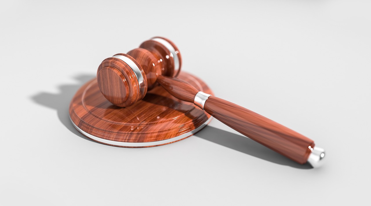 découvrez le formalisme juridique : une approche du droit centrée sur l'interprétation stricte des textes légaux, analysant ses principes, avantages et limites dans la pratique juridique contemporaine.