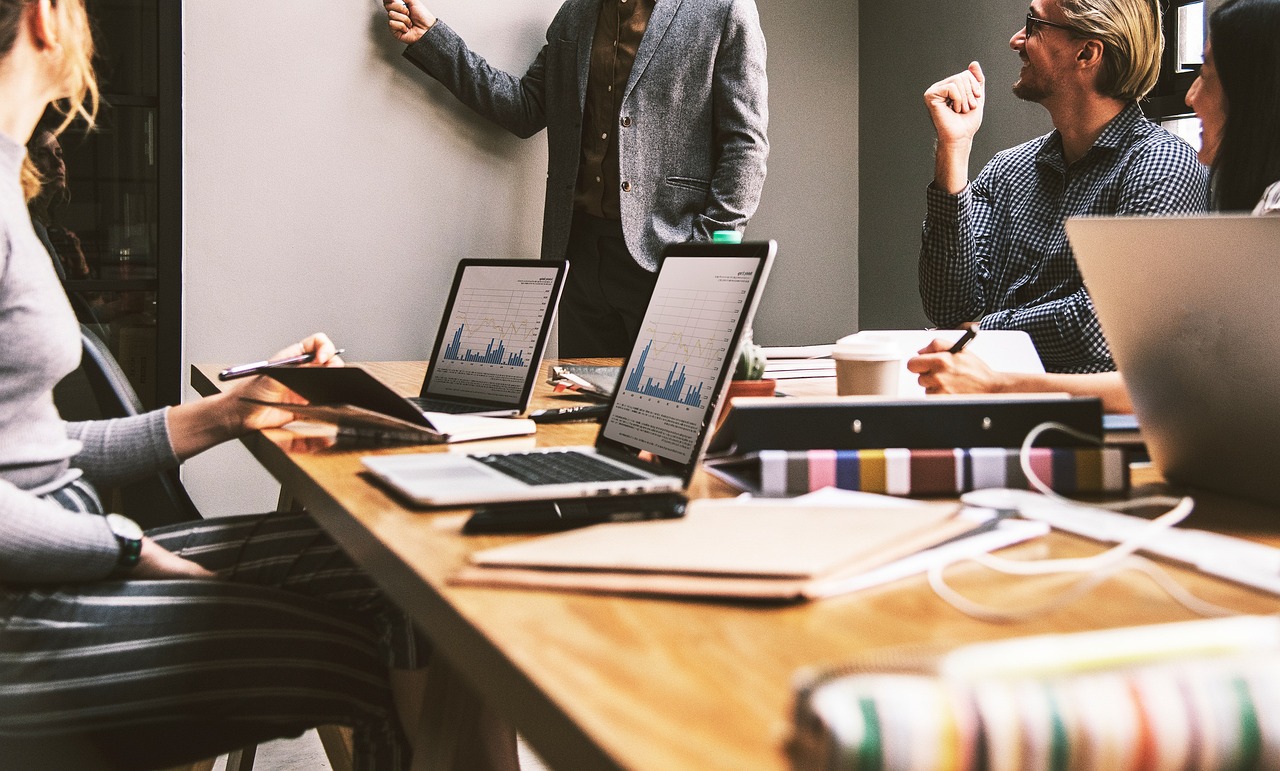 découvrez comment organiser et réussir vos meetings professionnels grâce à des conseils pratiques, des outils efficaces et des astuces pour optimiser la collaboration et la productivité en réunion.