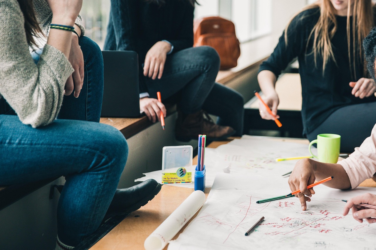 découvrez comment la collaboration favorise l'innovation, renforce la productivité et améliore les relations au sein de l'équipe, grâce à des outils et méthodes adaptés à tous les environnements professionnels.