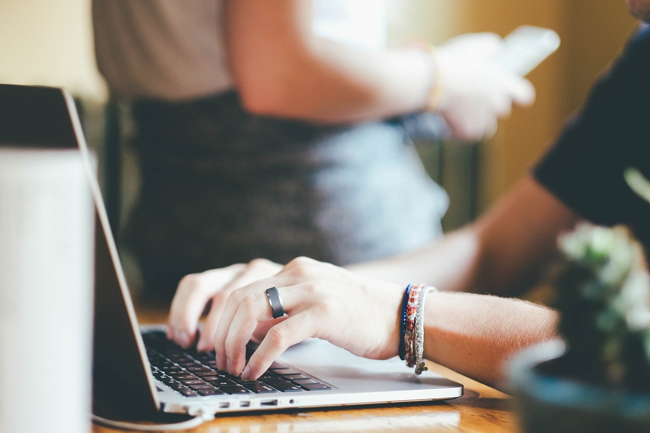 découvrez comment gérer efficacement un conflit au travail grâce à des conseils pratiques pour améliorer la communication, maintenir un climat serein et renforcer la cohésion d'équipe.